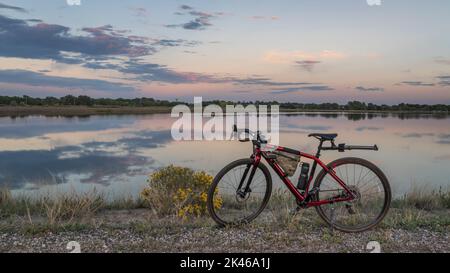 Schotterfahrrad mit Kopf- und Rückleuchten auf einer unbefestigten Straße in der Landschaft Colorados Stockfoto