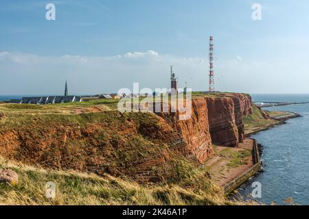 Rote Sandsteinfelsen mit Leuchtturm, Helgoland, Schleswig-Holstein, Deutschland Stockfoto