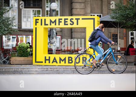 Hamburg, Deutschland. 30. September 2022. Das Logo des Filmfest Hamburg befindet sich vor dem Kino Abaton. Quelle: Daniel Reinhardt/dpa/Alamy Live News Stockfoto