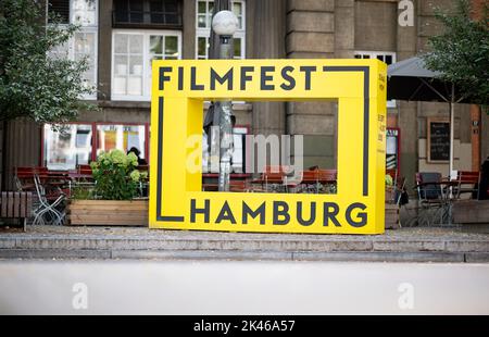 Hamburg, Deutschland. 30. September 2022. Das Logo des Filmfest Hamburg befindet sich vor dem Kino Abaton. Quelle: Daniel Reinhardt/dpa/Alamy Live News Stockfoto