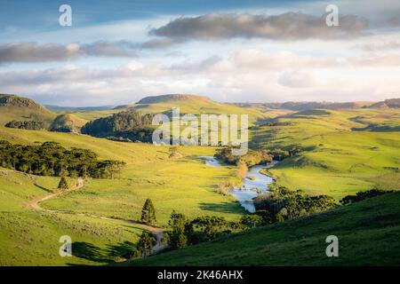 Landschaft und Flusslandschaft im Süden Brasiliens bei friedlichem Sonnenuntergang Stockfoto