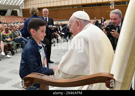 Vatikan, Vatikan. 30. September 2022. Italien, Rom, Vatikan, 22/09/30 Papst Franziskus in der Aula Paul VI. Anlässlich einer Audienz, die einigen der Teilnehmer des Treffens "Sport für alle" im Vatikan gewährt wurde Foto von Vatican Media /Catholic Press Photo. BESCHRÄNKT AUF REDAKTIONELLE VERWENDUNG - KEIN MARKETING - KEINE WERBEKAMPAGNEN Kredit: Unabhängige Fotoagentur/Alamy Live News Stockfoto