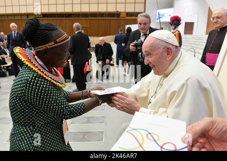 Vatikan, Vatikan. 30. September 2022. Italien, Rom, Vatikan, 22/09/30 Papst Franziskus in der Aula Paul VI. Anlässlich einer Audienz, die einigen der Teilnehmer des Treffens "Sport für alle" im Vatikan gewährt wurde Foto von Vatican Media /Catholic Press Photo. BESCHRÄNKT AUF REDAKTIONELLE VERWENDUNG - KEIN MARKETING - KEINE WERBEKAMPAGNEN Kredit: Unabhängige Fotoagentur/Alamy Live News Stockfoto