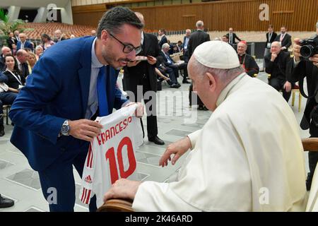 Vatikan, Vatikan. 30. September 2022. Italien, Rom, Vatikan, 22/09/30 Papst Franziskus in der Aula Paul VI. Anlässlich einer Audienz, die einigen der Teilnehmer des Treffens "Sport für alle" im Vatikan gewährt wurde Foto von Vatican Media /Catholic Press Photo. BESCHRÄNKT AUF REDAKTIONELLE VERWENDUNG - KEIN MARKETING - KEINE WERBEKAMPAGNEN Kredit: Unabhängige Fotoagentur/Alamy Live News Stockfoto