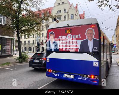 Riga, Lettland. 14. September 2022. Ein Stadtbus mit einem Wahlplakat der neu gegründeten rechtspopulistischen Partei Latvija pirmaja vieta (Lettland zuerst) fährt durch die Stadt. Quelle: Alexander Welscher/dpa/Alamy Live News Stockfoto