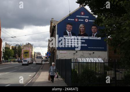 Riga, Lettland. 07. September 2022. Ein Wahlplakat der neu gegründeten rechtspopulistischen Partei Latvija pirmaja vieta (Lettland zuerst) hängt an einer Hausmauer in der Hauptstadt Riga. Quelle: Alexander Welscher/dpa/Alamy Live News Stockfoto