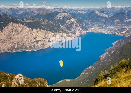Paragliding über dem idyllischen Gardasee von Monte Baldo, Malcesine, Italien Stockfoto
