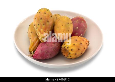 Stachelige Birnen, orange, rot-rosa und gelb opuntia in weißer Platte isoliert auf weißem, schneidigen Pfad Stockfoto