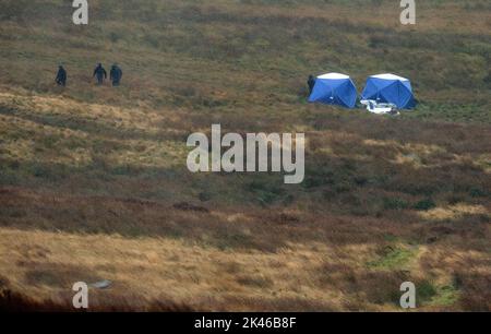 BESTE VERFÜGBARE QUALITÄT die Polizei durchsucht ein Gebiet auf Saddleworth Moor, im Nordwesten Englands, auf der Jagd nach den Überresten der Leiche von Keith Bennett, der 1964 von den Mauren-Mördern Myra Hindley und Ian Brady getötet wurde. Bilddatum: Freitag, 30. September 2022. Stockfoto