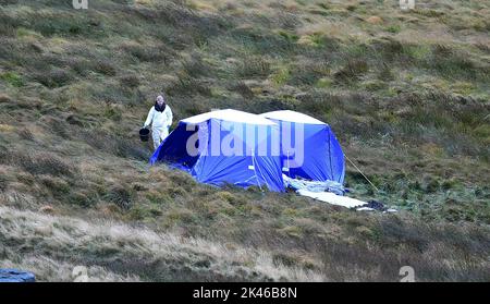 BESTE VERFÜGBARE QUALITÄT die Polizei durchsucht ein Gebiet auf Saddleworth Moor, im Nordwesten Englands, auf der Jagd nach den Überresten der Leiche von Keith Bennett, der 1964 von den Mauren-Mördern Myra Hindley und Ian Brady getötet wurde. Bilddatum: Freitag, 30. September 2022. Stockfoto