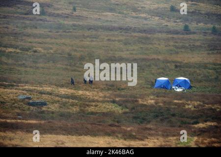 BESTE VERFÜGBARE QUALITÄT die Polizei durchsucht ein Gebiet auf Saddleworth Moor, im Nordwesten Englands, auf der Jagd nach den Überresten der Leiche von Keith Bennett, der 1964 von den Mauren-Mördern Myra Hindley und Ian Brady getötet wurde. Bilddatum: Freitag, 30. September 2022. Stockfoto