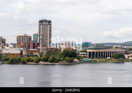 Ottawa, Kanada - 12. September 2022: Canadian Museum of History and Cityscape of Gatineau with Ottawa River, Quebec. Stockfoto