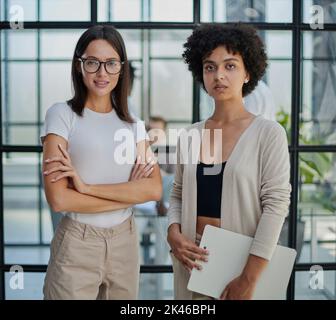Geschäftsfrau mit Mitarbeiter im modernen Büro Stockfoto