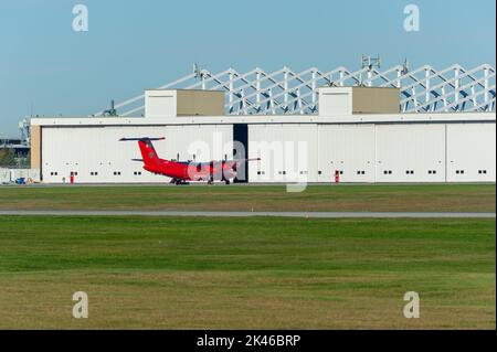 Kanadische Regierung, Überwachungsflugzeug, Dash 7, geparkt am Ottawa McDonald Cartier Airport, Ottawa, Ontario, Kanada Stockfoto