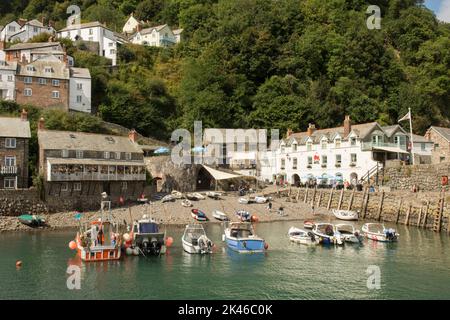 Clovelly. Blick auf das Dorf von der Hafenmauer zeigt das Red Lion Hotel, Meer, Boote und Ferienhäuser, Devon Küste, Tide in mit Booten, Crazy Kate's Stockfoto