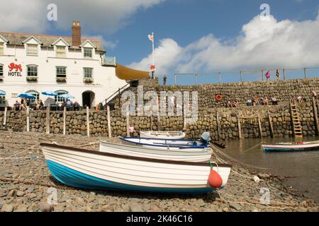 18. Century, Red Lion Hotel, Clovelly, neben der Hafenmauer aus dem 14.. Jahrhundert, Küste von Devon, Gezeitenfahrt mit Booten, Stockfoto