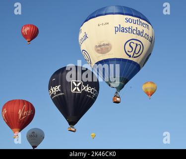 „Bristol Balloon Fiesta 2022“, „Heißluftballons“, „Wes the Wolf“, „Morgenflug“, „Longleat Balloons“, „Ballonflug“, „Massenaufstieg“ Stockfoto