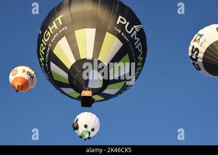 „Bristol Balloon Fiesta 2022“, „Heißluftballons“, „Wes the Wolf“, „Morgenflug“, „Longleat Balloons“, „Ballonflug“, „Massenaufstieg“ Stockfoto