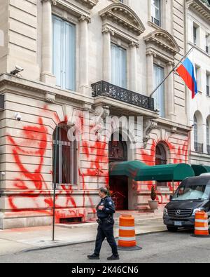 New York, USA. 30. September 2022. Ein Mitglied der Antiterrorgruppe der New Yorker Polizeibehörde wacht vor dem russischen Generalkonsulat, nachdem das Gebäude mit roter Farbe verwüstet wurde, Stunden bevor der russische Präsident Wladimir Putin die Annexion von vier Regionen der Ukraine ankündigte. Ein Schritt, der weltweite Empörung auslöste und von den Vereinten Nationen weithin als illegal verprellt wurde. Kredit: Enrique Shore/Alamy Live Nachrichten Stockfoto