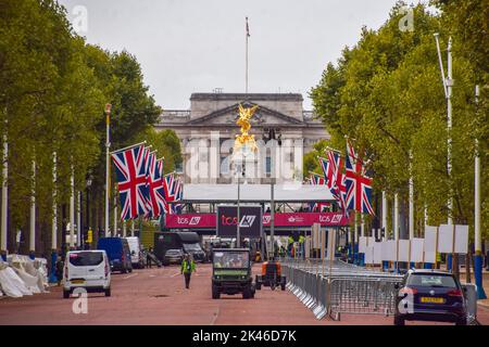 London, Großbritannien. 30. September 2022. In der Nähe des Buckingham Palace laufen Vorbereitungen für den London Marathon 2022, der am 2.. Oktober stattfindet. (Foto: Vuk Valcic/SOPA Images/Sipa USA) Quelle: SIPA USA/Alamy Live News Stockfoto