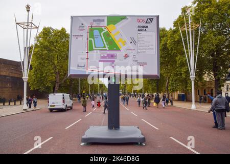 London, Großbritannien. 30. September 2022. Das Schild mit den Informationen zum Zielgebiet befindet sich auf der Mall während der Vorbereitungen für den London Marathon 2022, der am 2.. Oktober stattfindet. (Foto: Vuk Valcic/SOPA Images/Sipa USA) Quelle: SIPA USA/Alamy Live News Stockfoto