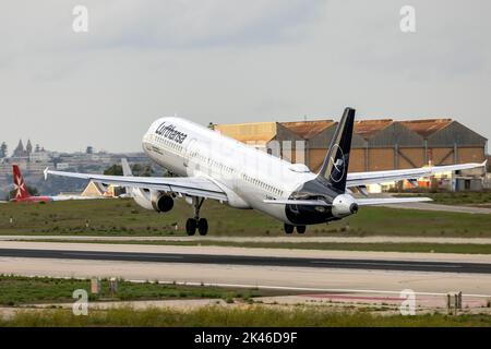 Lufthansa Airbus A321-131(REG: D-AIRK) am späten Abend beim Start. Stockfoto