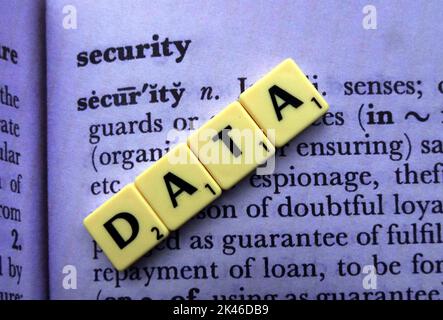 Datensicherheit, geschrieben in Scrabble Letters, auf der Wörterbuchdefinition von Sicherheit Stockfoto