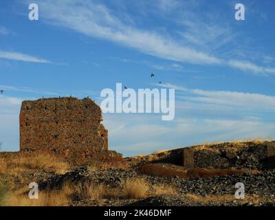 Ruinen einer alten verlassenen Mine auf dem Land Stockfoto