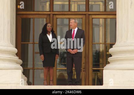 Washington DC, USA. 30. September 2022. Ketanji Brown Jackson, die erste afroamerikanische Frau, die vor dem Obersten Gerichtshof der USA diente, erscheint nach ihrer feierlichen Vereidigung mit dem Oberrichter John Roberts. Quelle: Philip Yabut/Alamy Live News Stockfoto