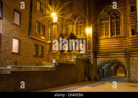 Stadtbild am Abend - Blick auf die Vleeshuis (Metzgerhalle oder wörtlich Fleischhaus), Antwerpen, Belgien Stockfoto