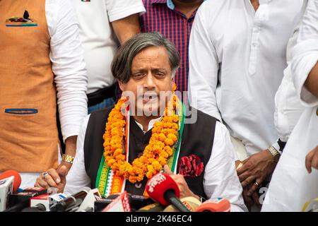 Neu-Delhi, Indien. 30. September 2022. Shashi Tharoor, Kongressabgeordneter (Mitglied des Parlaments) aus Thiruvananthapuram, Bundesstaat Kerala, spricht mit dem Medienpersonal in seiner Residenz in Neu-Delhi. Kongressführer Shashi Tharoor hielt eine Pressekonferenz ab, nachdem er seine Nominierung für das Amt des Kongresspräsidenten eingereicht hatte. Kredit: SOPA Images Limited/Alamy Live Nachrichten Stockfoto