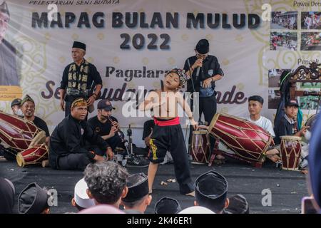 Bogor, Indonesien. 25. September 2022. Eine Gruppe von Kindern führen pencak silat auf, eine traditionelle indonesische Kampfkunst während der Begrüßung der Geburt des Propheten Muhammad SAH als Teil der kulturellen Tradition in Bogor, West-Java, Indonesien, am 25. September 2022. (Foto von Andi M Ridwan/INA Photo Agency/Sipa USA) Quelle: SIPA USA/Alamy Live News Stockfoto