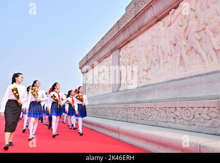 Peking, China. 30. September 2022. Am 30. September 2022 findet auf dem Tian'anmen-Platz in Peking, der Hauptstadt Chinas, eine Zeremonie statt, bei der gefallene Nationalhelden mit Blumen geehrt werden. Kredit: Yue Yuewei/Xinhua/Alamy Live Nachrichten Stockfoto