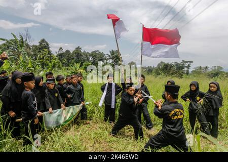 Bogor, Indonesien. 25. September 2022. Eine Gruppe von Kindern führen pencak silat auf, eine traditionelle indonesische Kampfkunst während der Begrüßung der Geburt des Propheten Muhammad SAH als Teil der kulturellen Tradition in Bogor, West-Java, Indonesien, am 25. September 2022. (Foto von Andi M Ridwan/INA Photo Agency/Sipa USA) Quelle: SIPA USA/Alamy Live News Stockfoto