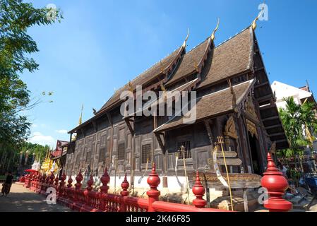 CHIANG MAI, THAILAND - 19. DEZEMBER 2018: Hölzerne Vihara des alten buddhistischen Tempels von Wat Phantao an einem sonnigen Tag Stockfoto