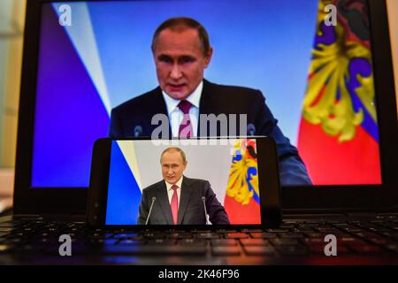 Moskau. 30. September 2022. Das am 30. September 2022 aufgenommene Foto zeigt Bildschirme, auf denen der russische Präsident Wladimir Putin eine Rede in Moskau, Russland, hält. ZUR ZEREMONIE, die auf Donezk, Lugansk, Zaporizhzhia, Cherson und Russland stattfindet. Quelle: Cao Yang/Xinhua/Alamy Live News Stockfoto