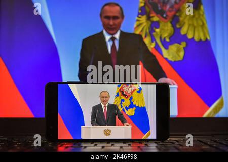 Moskau. 30. September 2022. Das am 30. September 2022 aufgenommene Foto zeigt Bildschirme, auf denen der russische Präsident Wladimir Putin eine Rede in Moskau, Russland, hält. ZUR ZEREMONIE, die auf Donezk, Lugansk, Zaporizhzhia, Cherson und Russland stattfindet. Quelle: Cao Yang/Xinhua/Alamy Live News Stockfoto