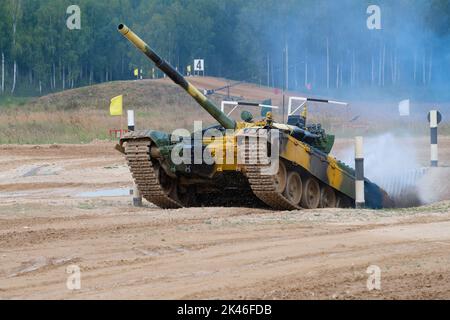 ALABINO, RUSSLAND - 19. AUGUST 2022: Tank T-72B3 des tadschikischen Teams nach Überwindung des Hindernisses „Graben“. Fragment des Tanklager-Biathlon. Internationaler Krieg G Stockfoto