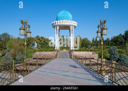 TASCHKENT, USBEKISTAN - 04. SEPTEMBER 2022: Blick auf das Denkmal zur Erinnerung an die Opfer von Repressionen an einem sonnigen Septembertag Stockfoto