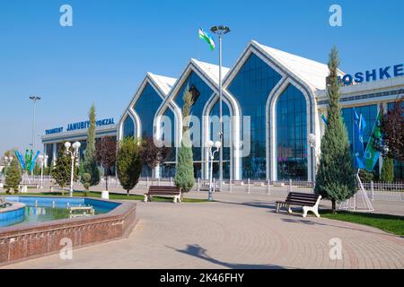 TASCHKENT, USBEKISTAN - 04. SEPTEMBER 2022: Das Gebäude des Bahnhofs Taschkent Süd an einem sonnigen Tag Stockfoto