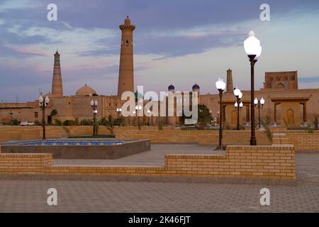 Am frühen Morgen in der Nähe der Mauern der Innenstadt von Ichan-Kala. Chiwa, Usbekistan Stockfoto