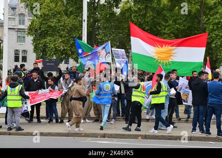 Demonstration der kurdischen Gemeinde nach dem Tod von Mahsa Amini ist eine kudisch-iranische Frau vor dem Parliament Square in London, Großbritannien. - 30.. September 2022. Stockfoto