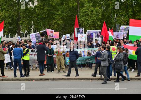 Demonstration der kurdischen Gemeinde nach dem Tod von Mahsa Amini ist eine kudisch-iranische Frau vor dem Parliament Square in London, Großbritannien. - 30.. September 2022. Stockfoto