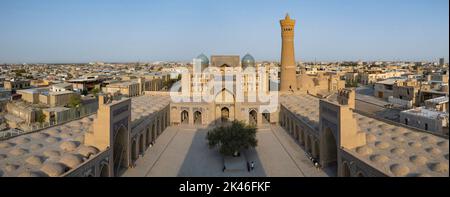 Panorama des POI-Kalyan Madrasah und des historischen Zentrums von Buchara an einem sonnigen Abend. Usbekistan Stockfoto