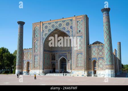 SAMARKAND, USBEKISTAN - 12. SEPTEMBER 2022: Mittelalterliche Ulugbek-Madrasah an einem sonnigen Tag Stockfoto