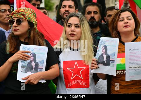 Demonstration der kurdischen Gemeinde nach dem Tod von Mahsa Amini ist eine kudisch-iranische Frau vor dem Parliament Square in London, Großbritannien. - 30.. September 2022. Stockfoto