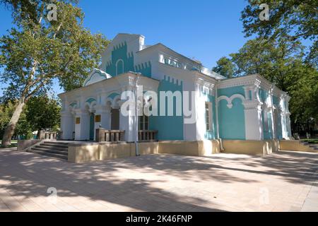 SAMARKAND, USBEKISTAN - 14. SEPTEMBER 2022: Das Gebäude des Museums für Völkerfreundschaft und religiöse Toleranz an einem sonnigen Septembertag Stockfoto