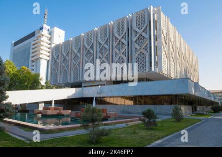 TASCHKENT, USBEKISTAN - 15. SEPTEMBER 2022: Ansicht des Gebäudes des Staatlichen Geschichtsmuseums von Usbekistan Stockfoto