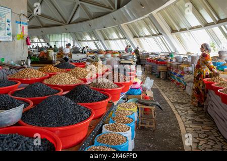 TASCHKENT, USBEKISTAN - 16. SEPTEMBER 2022: Verkauf von getrockneten Früchten und Nüssen auf dem Chorsu-Markt Stockfoto