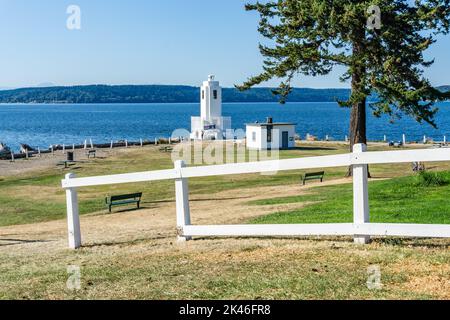 Der Leuchtturm in der Nähe des Wassers bei Brown's Point, Washington. Stockfoto